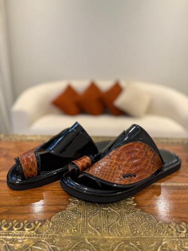 حذاء أسود لامع مع جلد ثعبان طبيعي