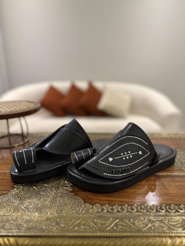 حذاء رصاصي غامق تطريز يدوي زري فضي