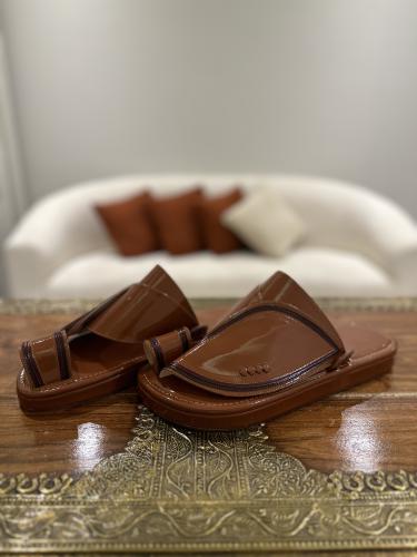 حذاء جملي لامع كلاسيك