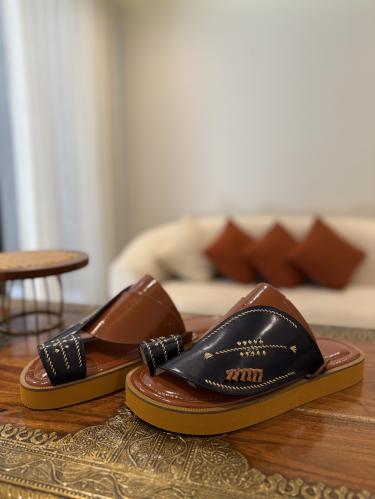 حذاء جملي مع كحلي تطريز يدوي زري ذهبي