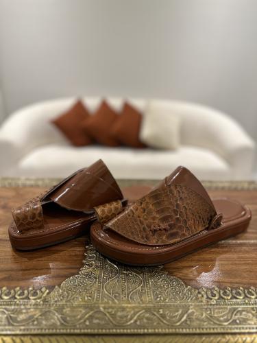 حذاء جملي لامع مع جلد ثعبان طبيعي