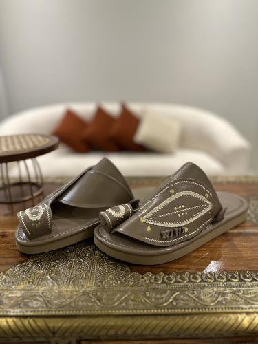 حذاء رسمي بيج تطريز يدوي صوف كتان