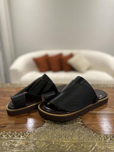 حذاء بني لامع مع جلد ليزرد أسود