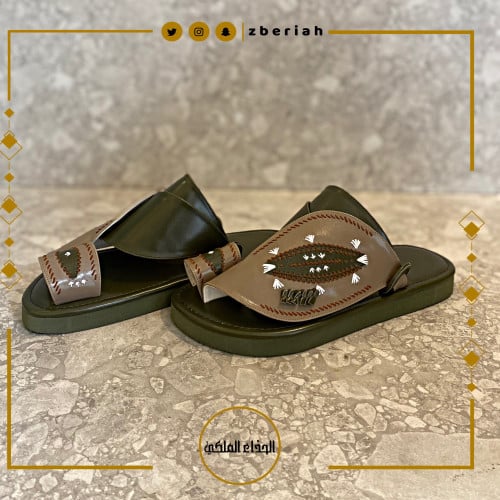 حذاء زيتي لامع مع بيج تطريز يدوي