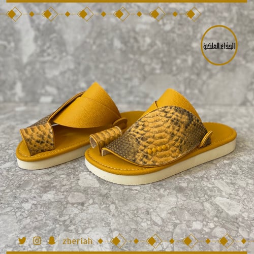 حذاء أصفر مع جلد ثعبان أصفر طبيعي