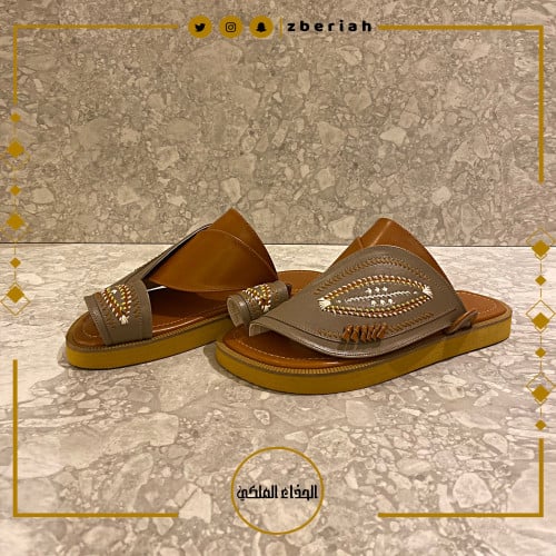 حذاء جملي مع بيج تطريز يدوي