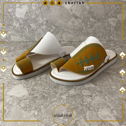 حذاء أبيض مع أصفر تطريز يدوي