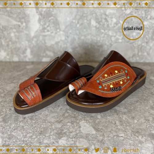 حذاء بني مع جملي تطريز زري يدوي
