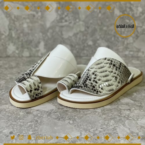 حذاء أبيض لامع مع جلد ثعبان أبيض طبيعي