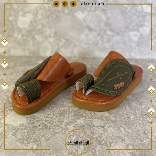 حذاء جملي مع زيتي تطريز يدوي