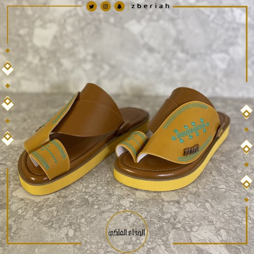 حذاء جملي مع أصفر تطريز يدوي