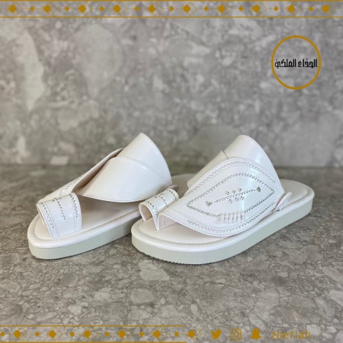 حذاء ابيض  تطريز يدوي زري فضي