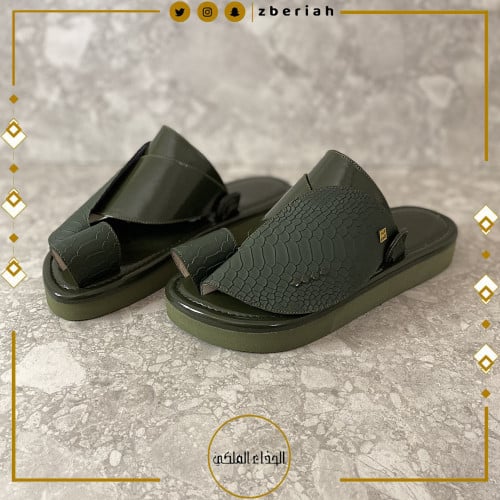 حذاء زيتي لامع مع جلد ثعبان زيتي