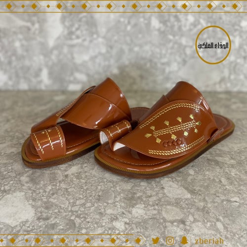 حذاء جملي لامع تطريز يدوي زري ذهبي