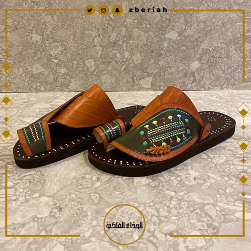 حذاء بني مع زيتي - جملي تطريز زري يدوي