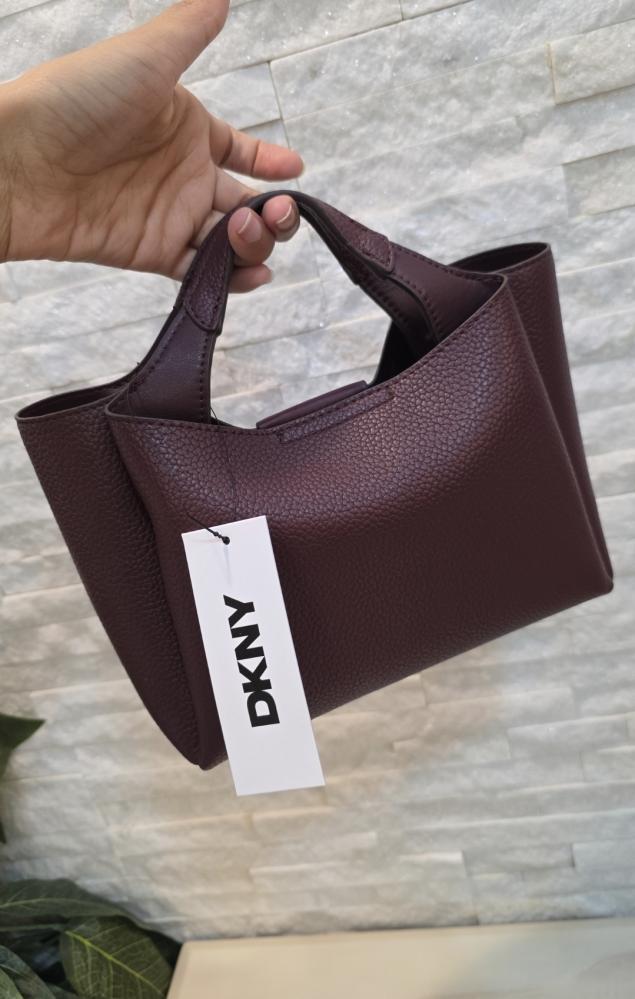 حقيبة DKNY
