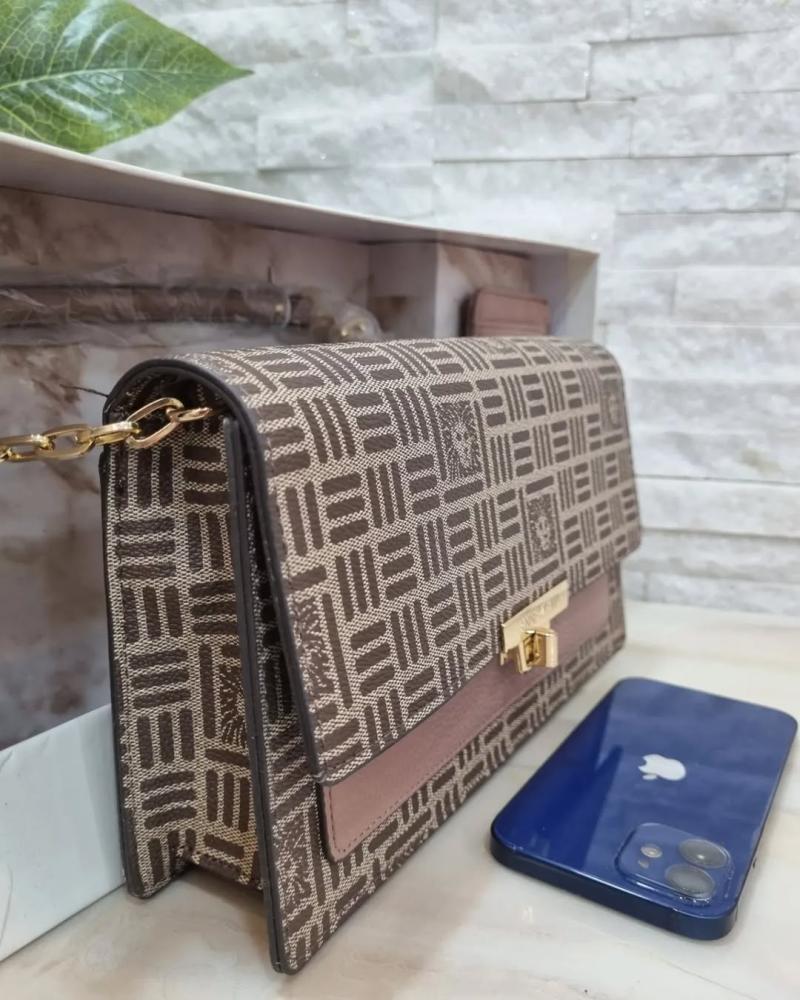 حقيبة Anne Klein