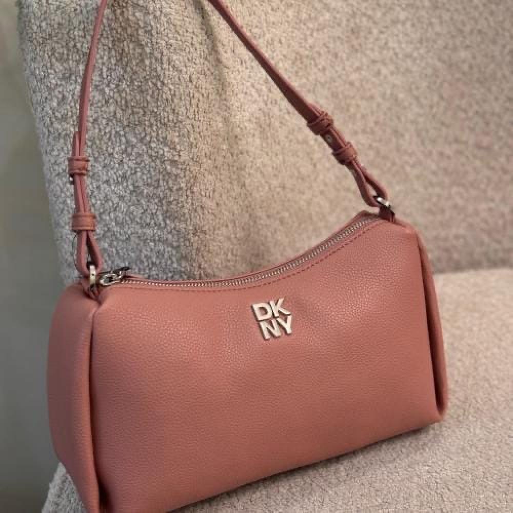 حقيبة DKNY