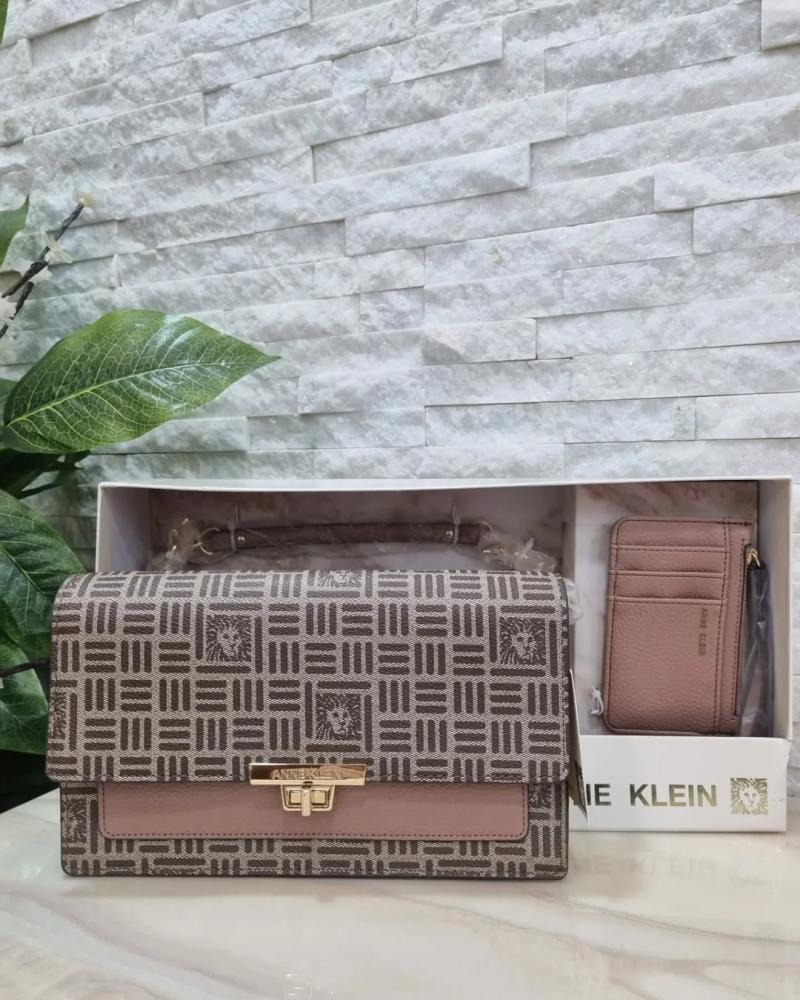 حقيبة Anne Klein