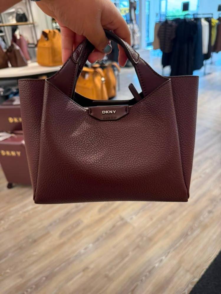 حقيبة DKNY