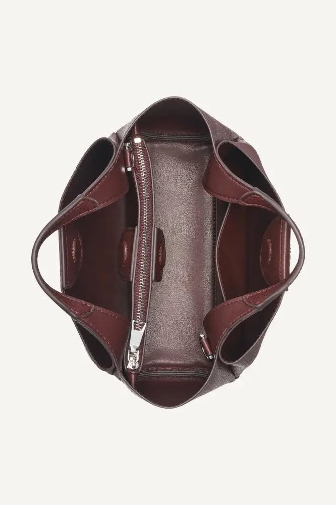 حقيبة DKNY