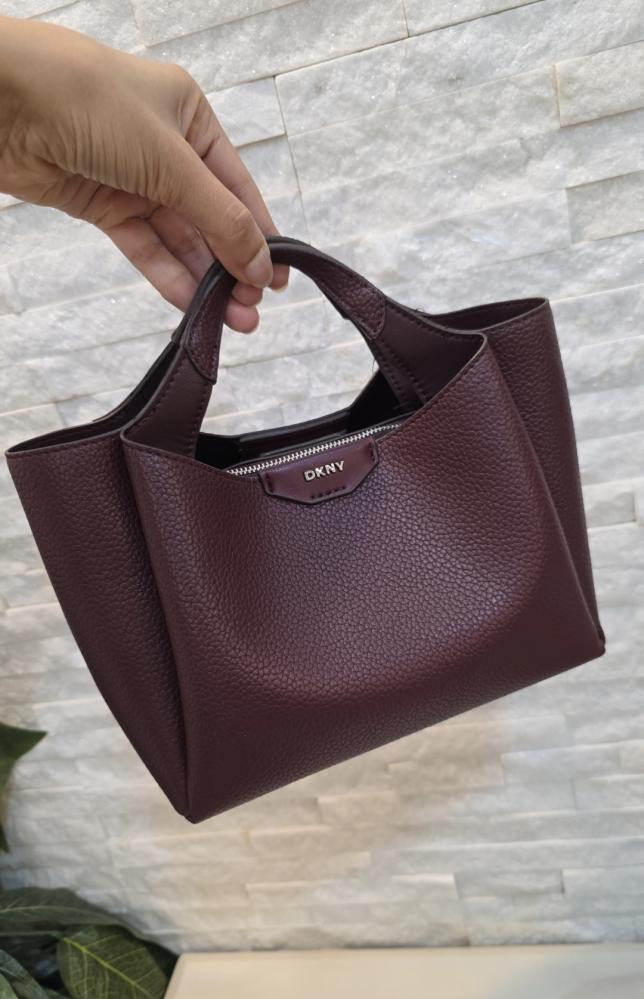 حقيبة DKNY