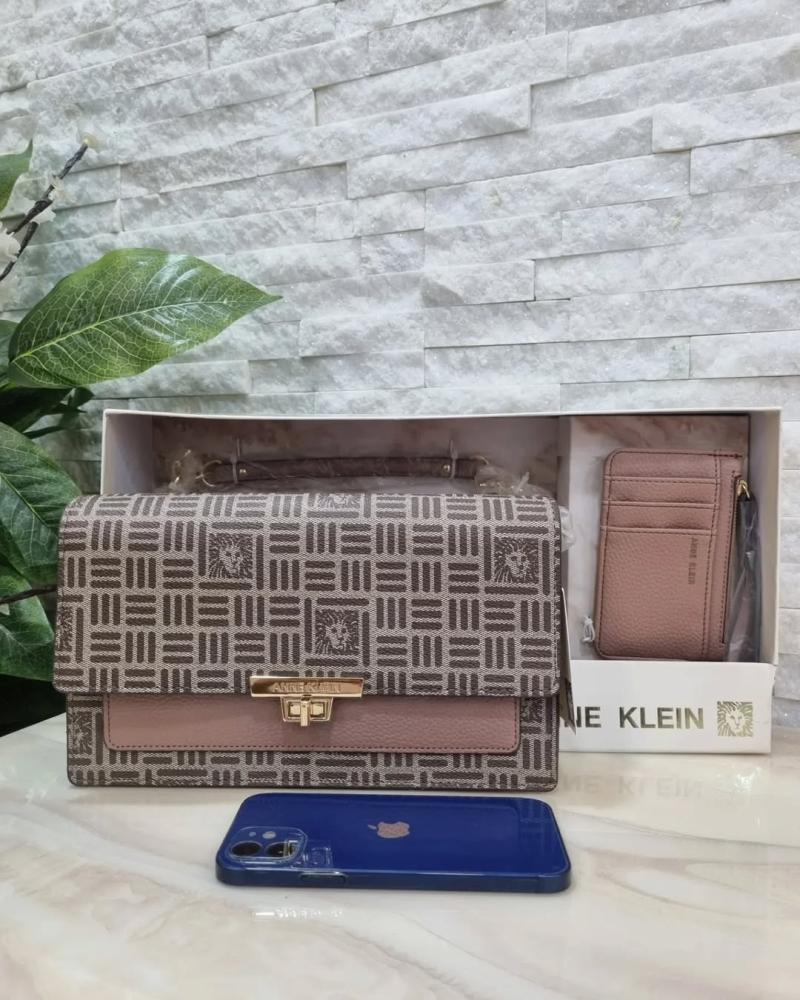 حقيبة Anne Klein