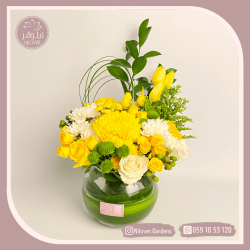 فازة ورد أصفر وأبيض طبيعي