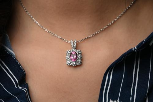 عقد فضه مرصع بحجر التوباز الطبيعي عيار 925