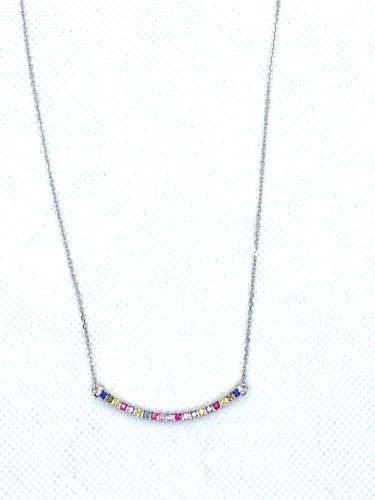 قلادة مزينة بحواف معدنية وجواهر ثمينة ملونة من حبات الزيركون المطلية بالذهب من مجموعة نفيس هدايا مجوهرات هدية نسائية فاخرة