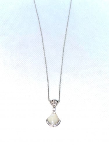 قلادة عنقودية مع الحجر الأبيض مرصوفة بحبات الزيركون من الفضة المطلية بالذهب من مجموعة نفيس هدايا مجوهرات هدية نسائية فاخرة