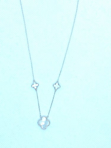 سلسال زخارف الورود الثلاثية باللون الأبيض المطلي بالذهب من مجموعة نفيس هدايا مجوهرات هدية نسائية فاخرة