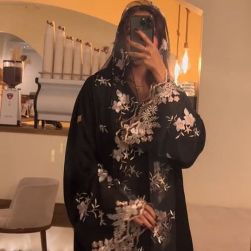 عباية كلوش كتان كم دانتيل