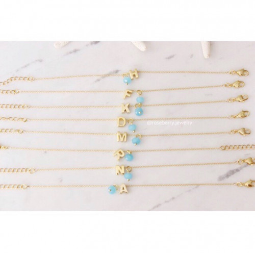 اساور حروف ذهبيه مع خرزه سماويه