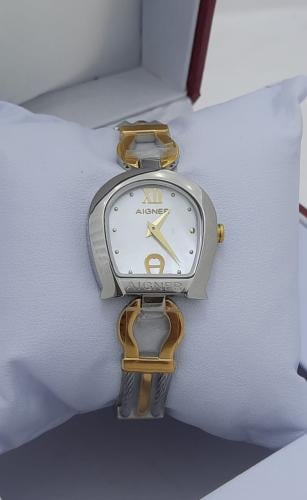 ساعات نسائية