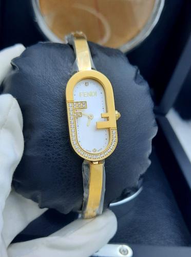 ساعة فندي نسائية