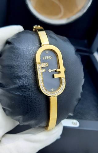 ساعة فندي نسائية