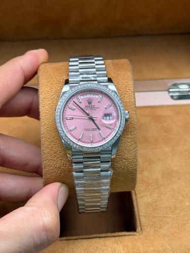 ساعات نسائية