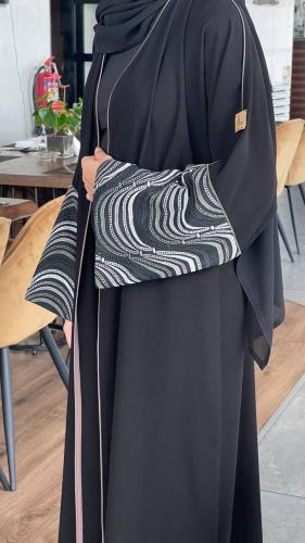 عباية لون اسود باكمام ركامه