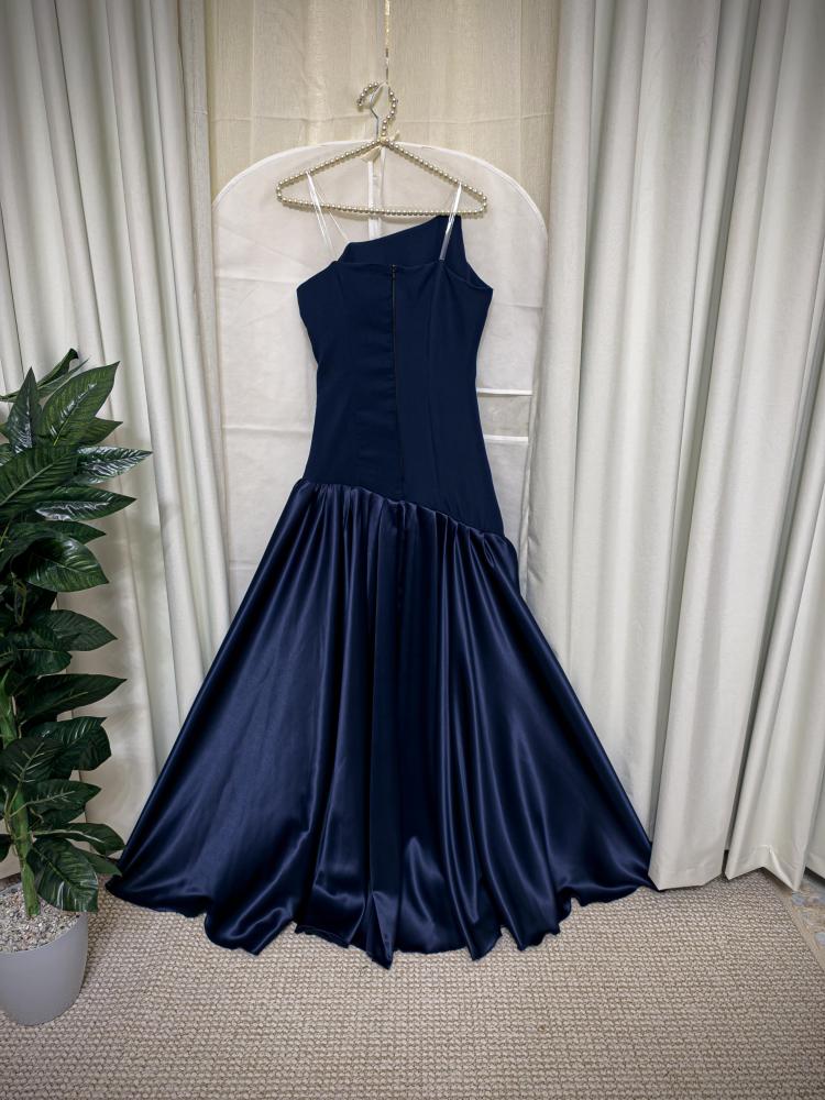 فستان باربي كحلي على تفته كلوش