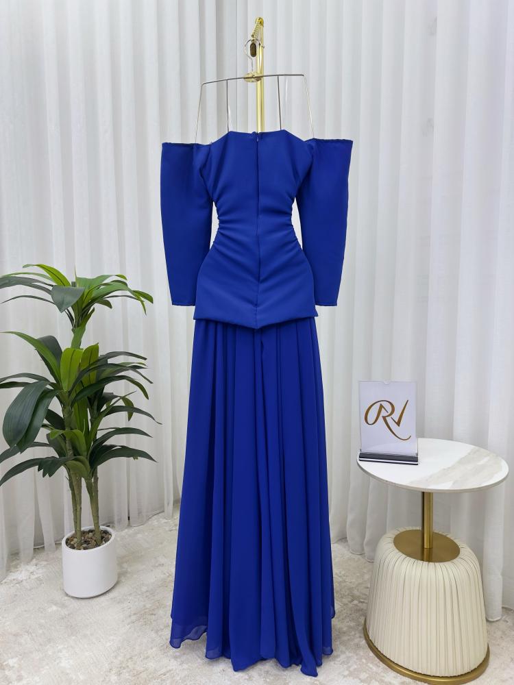 فستان نيلي على اكمام