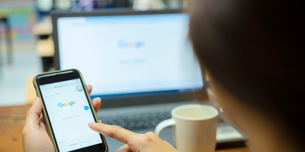 تقنيات مثل كروت أو حوامل تقييم قوقل المزودة برمز الاستجابة السريع (QR