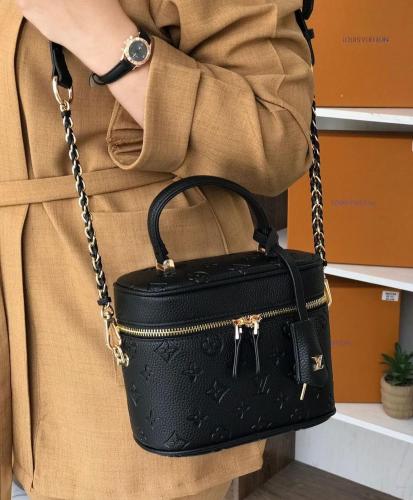 شنط براند LV