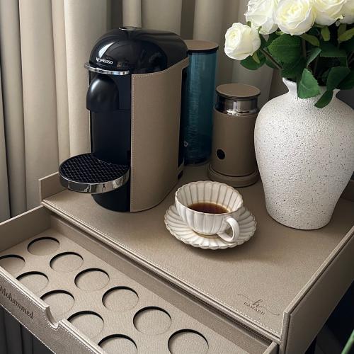 مجموعة زهرة البامباس مكينة ڤيرتو بلس من nespresoo...