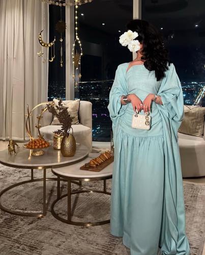 فستان سماوي وعبايه