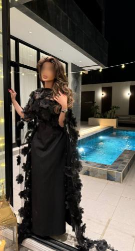 فستان اسود لماع