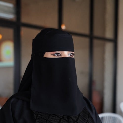 نقاب مشبك وسط