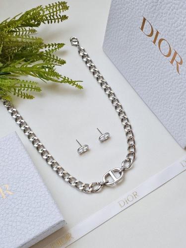 سلسال Dior معدن فضي