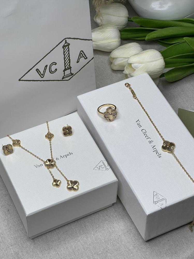 طقم van cleef  ذهبي