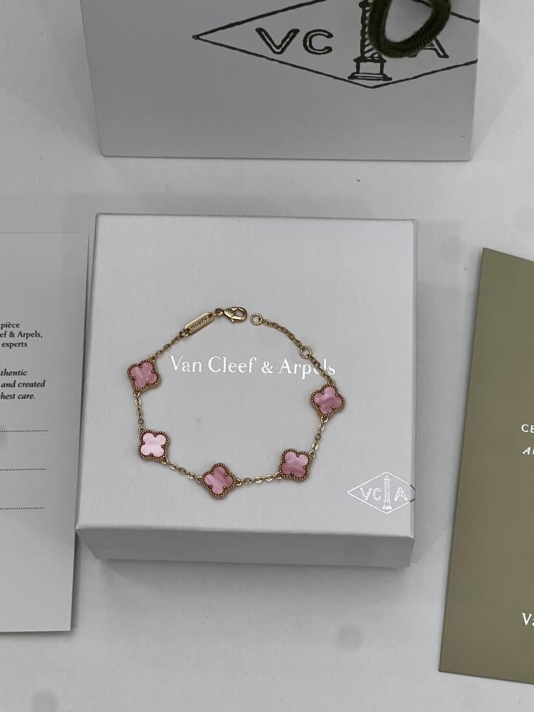 اسوارة van cleef وردي مموج